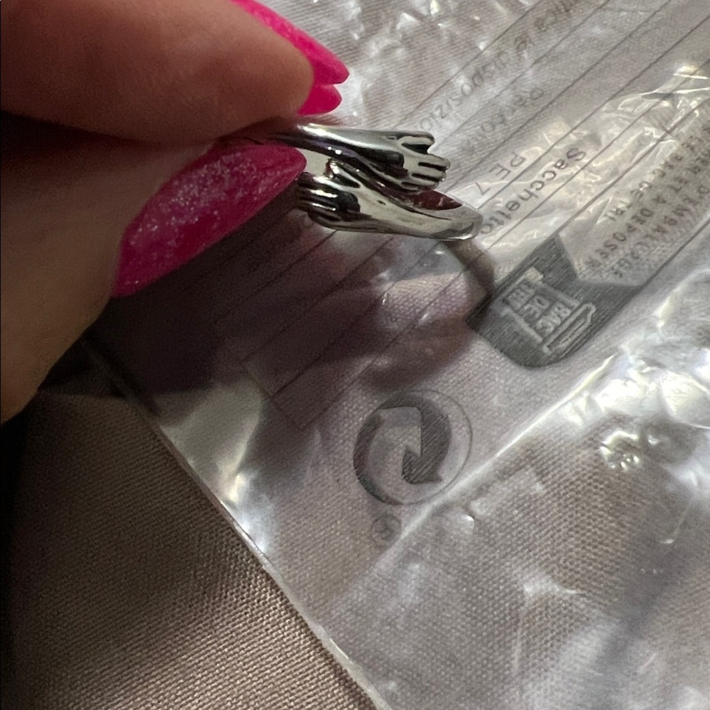 NewSilver Hug Design Ring - Picture 2 of 3